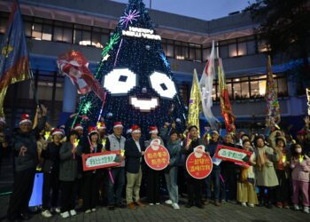 營造聖誕溫馨氛圍 臺東縣府廣場聖誕樹點燈閃耀