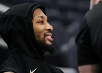 影/《NBA》里拉德延長賽逆轉絕殺 重現招牌「DAME TIME」指手錶手勢