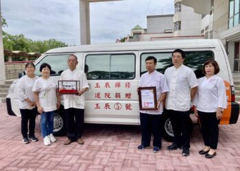 無極道門玉辰禪修道院熱心公益　捐贈復康巴士助長照