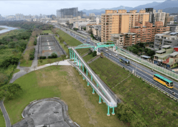 新北土城擺接堡陸橋設無障礙坡道 串接高灘地安全又順暢