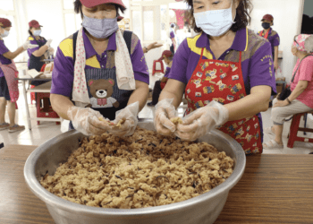 平和社區油飯遠近馳名 中秋晚會吃油飯不吃月餅