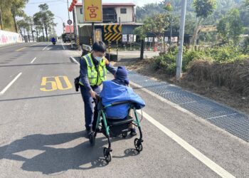 老翁獨自坐輪椅外出體力不支 暖警推他走2公里回家