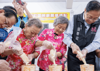 張善政龍潭行 視察三和社區關懷據點 肯定活化閒置空間打造客家、青創場域