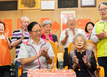 張善政親訪百歲人瑞 致贈重陽賀禮