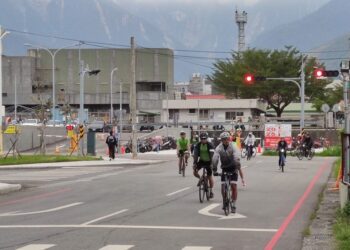 「騎心協力」在花東 仁寶電腦公司送愛特況家庭