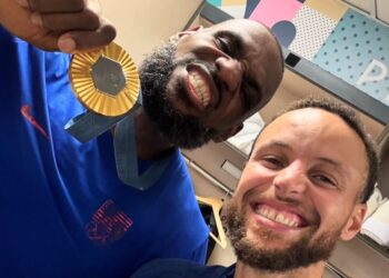 《巴黎奧運籃球》柯瑞決勝時刻4顆三分彈送法國回家睡覺 美國夢幻隊奧運金牌五連霸