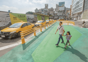 擠擁人潮不再煩惱 桃園火車站前行人通行措施全解析