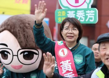 民進黨「美德站出來」全國串聯路口拜票　黃秀芳路口鞠躬催票
