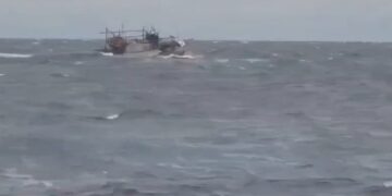 影音/颱風天蘇澳外海作業漁船失去動力 海巡艦艇頂著風浪戒護返港