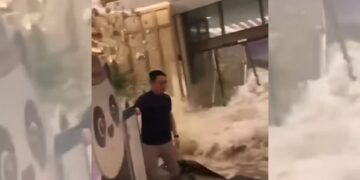 影音/颱風樺加沙廣東登陸 香港酒店海水沖爆玻璃門