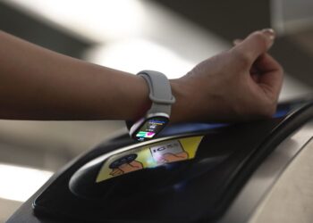 Xiaomi 手環 十年大成再進化 支援悠遊卡、游泳心率監測、專業睡眠2.0 引領都會日常