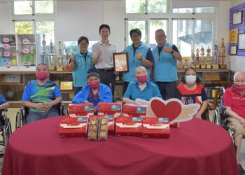 中秋節將至 魏嘉彥送關懷戶月餅及生活物資