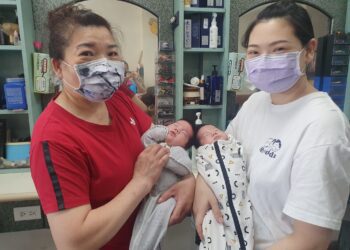 吉安鄉喜迎生育金加額第199、200位雙胞胎寶寶 游淑貞致贈寶寶終身閱讀通關卡