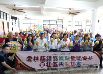 迎中秋挺小農　雲縣府發放文旦關懷據點長者