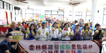 迎中秋挺小農　雲縣府發放文旦關懷據點長者