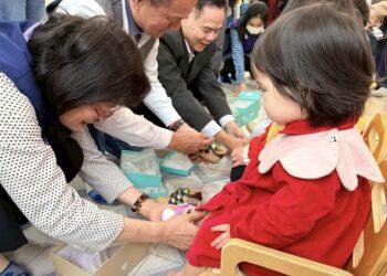 新春穿新鞋！李余典媒合企業贈 236 雙童鞋 點亮三重公托孩子笑顏