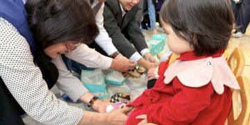 新春穿新鞋！李余典媒合企業贈 236 雙童鞋 點亮三重公托孩子笑顏