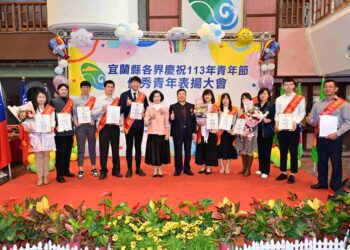 宜蘭縣政府表揚優秀青年　馮炫傑代表接受全國表揚