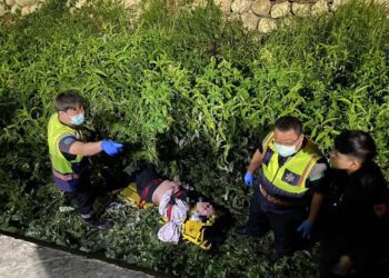 女大生深夜騎車進水溝 　警消及民眾合力協助脫困