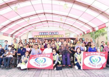影音/在地企業三方攜手「關懷送暖，愛心無礙」　捐贈彰脊無障礙會務巴士