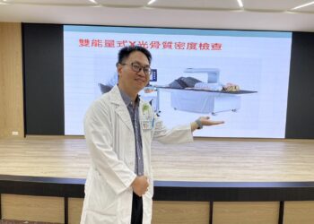 看護背部突然「啪」一聲 醫師顏秉辰提醒這是骨鬆的訊號