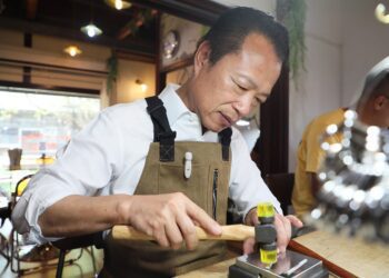 翁章梁訪青創金工體驗店　DIY銀戒及寵物吊牌