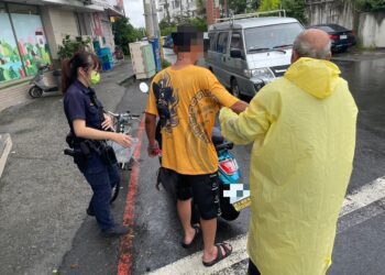 放颱風假high整夜　醉倒超商警方聯繫家屬到場並於現場戒護