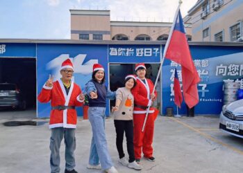 高雄仁武耶誕快閃活動 陳若翠化身聖誕姐姐揮舞國旗
