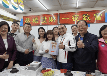 感動母愛 新北模範母親張寶菊克服困難啟迪身心障礙者 侯友宜讚其堅韌不拔