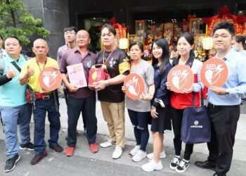 影音／大甲媽回鑾停駕宏仁醫院　白袍醫扛轎 截肢男跟走祈福