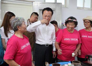 後潭社區巷弄長照站飄咖啡香　長輩烘豆、煮咖啡展現自信