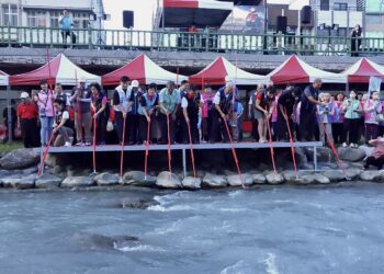 七腳川溪放水燈吸睛 祈求義民祭順利圓滿