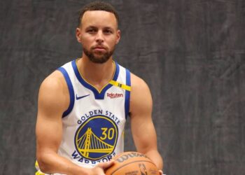 影/《NBA》「咖哩大神」降臨奧蘭多 飆前場超誇張大號三分 柯瑞12記三分彈轟56分逆轉魔術