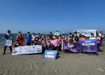 曾文社區大學響應422世界地球日　帶著兒少站小朋友前往馬沙溝淨灘淨海