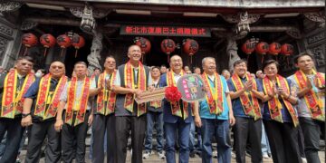 新莊慈祐宮捐贈雙輪椅座位復康巴士 侯友宜出席受贈感謝長期支持公益