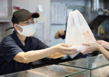 新北社會局「待用餐計畫」獲政府服務獎！侯友宜親自獻獎：讓溫飽成為最溫暖的支持