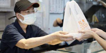 新北社會局「待用餐計畫」獲政府服務獎！侯友宜親自獻獎：讓溫飽成為最溫暖的支持