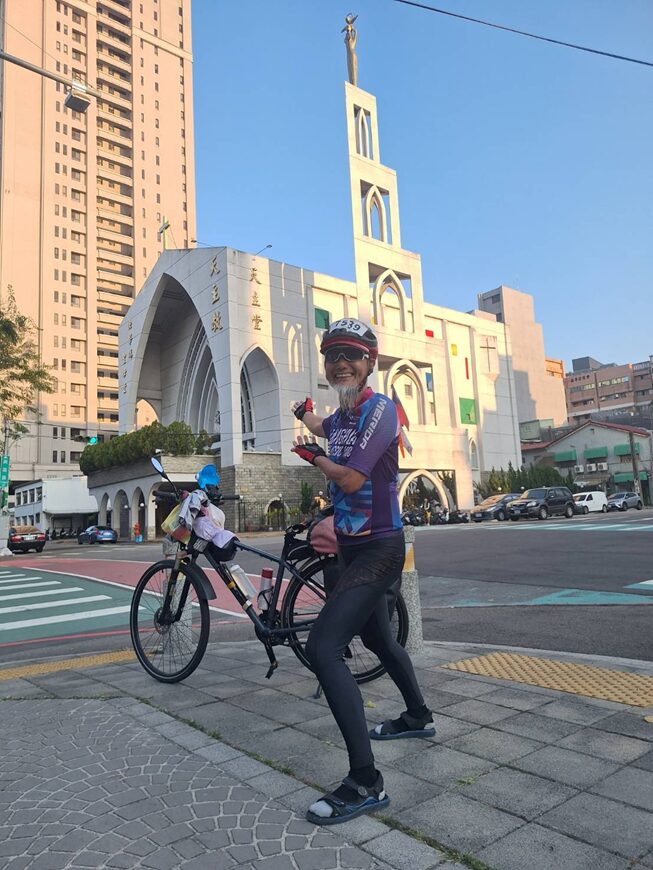 ▲陳敏先老師城市騎行身影,展現銀髮樂活精神。(圖/陳敏先老師提供)