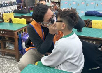 打擊「惡視力」 陽明交大醫院協助學童散瞳驗光檢查