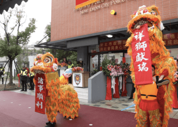 新北第33家鶯歌鳳鳴小作所啟用 朱惕之和學員一起包裝碧螺春茶糖