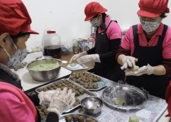 從災區到美食天堂 汐止保長社區「艾草粿」甜鹹飄香 助力長者共餐
