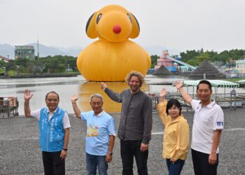 藝術家霍夫曼現身宜蘭童玩節 同框超萌「史努比鴨」