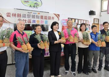 張麗善發放鳳梨　與長者共慶端午