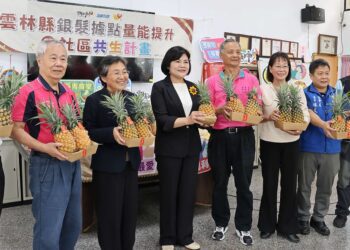 張麗善發放鳳梨　祝長者好運旺旺來