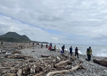向海致敬共創潔淨海灘 花蓮林業分署攜手秀姑巒溪Cepo’水守隊淨灘