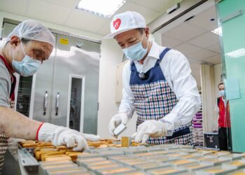 翁章梁體驗烘培土鳳梨酥　以行動支持嘉義縣身障秋節禮盒