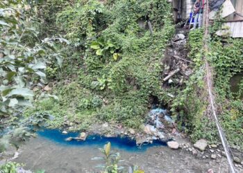 新北土城柑林三號橋驚傳泡沫污染 環保局現場揪出元凶公司 最重可處新臺幣300萬元