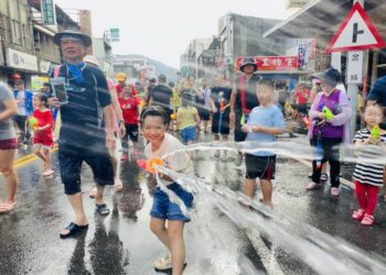 影音/狂歡潑水節打水戰 蘇澳鬧區水花飛濺超清涼