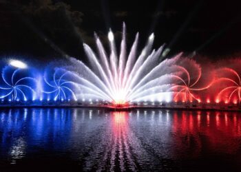 中秋連假臺東限定！ 「藍海生活節」活水湖登場 夜間水舞氣勢磅礡