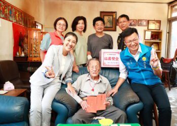 許淑華關懷訪視4位人瑞　送上敬老金及金鎖片